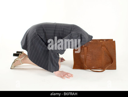 Portrait de sa tête dans son sac à main Banque D'Images