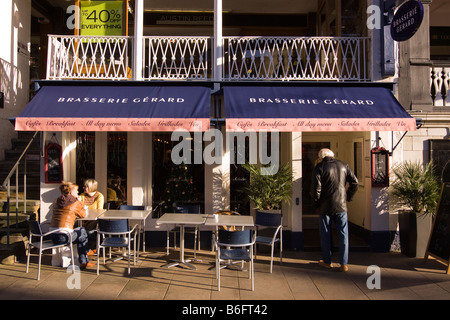 Chester Cheshire UK diners en plein air à l'extérieur de Noël Brasserie Gerard sur Bridge Street ci-dessous les lignes en hiver Banque D'Images