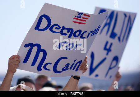 Les Démocrates pour McCain signe tenu par un partisan lors d'un rallye McCain/Palin à Colorado Springs, Colorado, États-Unis Banque D'Images