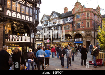 Chester Cheshire UK shopping de Noël à la Croix Banque D'Images