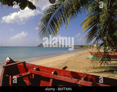 St Lucia plage près de Reduit et gros Islet avec Pigeon Island au-delà de vacances brochure idée Caraïbes Banque D'Images