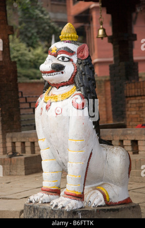 Statue Lion garde Shiva Parvati temple dans le centre de Bhaktapur ville du Népal Banque D'Images