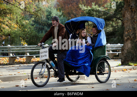 Central Park New York USA Amérique taxi tricycle en tournée avec les touristes Banque D'Images