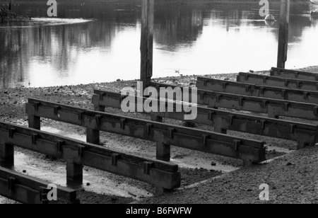 Amarrage le long de la Tamise à Chiswick prises en noir et blanc Banque D'Images