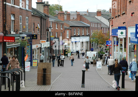 Typique de la petite ville anglaise de cette rue. Une rue piétonne avec des magasins et les piétons à Congleton, Cheshire, Angleterre. Banque D'Images