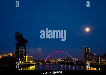 Aux Pont sur la rivière Clyde à partir de Govan à Broomielaw Glasgow Ecosse la nuit au clair de lune avec la grue Anderston Banque D'Images