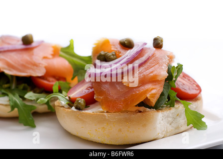 Bagels grillés avec du saumon fumé, câpres et salade Banque D'Images