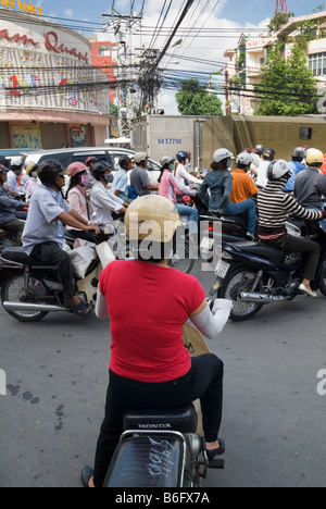 En attente d'une lacune dans la circulation, d'un vietnamien typique scène de rue à Ho Chi Minh Ville, Vietnam Banque D'Images