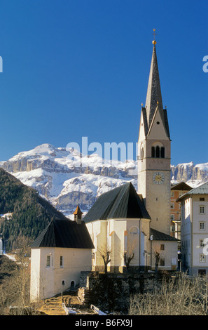 À l'église de Pieve di Livinallongo Gruppo Sella distance dans la région Veneto Italie Dolomites d'hiver Banque D'Images
