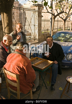 Les Athéniens jouant au backgammon dans la rue dans le quartier du Plaka Athènes Grèce centrale Banque D'Images