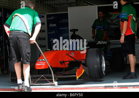 Une équipe d'Afrique du Sud1 pit crews inspecter une voiture à l'A1GP World Cup of Motorsport à Sepang en Malaisie Banque D'Images