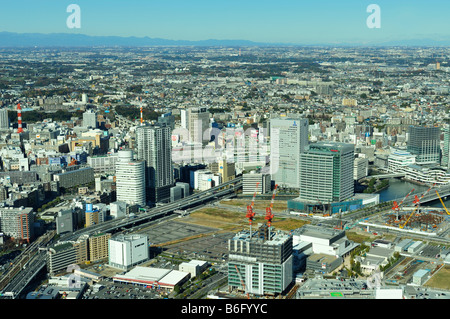 Une vue aérienne de la zone du centre-ville autour de la gare de JR Yokohama et la baie trimestre vers Tokyo, Yokohama JP Banque D'Images