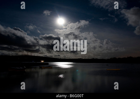 Pleine lune donnant sur la plage de Newport Pembrokeshire Coast, Parrog. Nuages photo de nuit 88978 horizontal d'artifice Banque D'Images