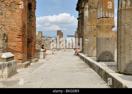 Sur le forum de Pompéi n'est pas d'ombre en été, Pompéi, Campanie, Italie, Europe. Banque D'Images