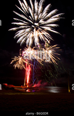 Lumière d'artifice Explosion fusée propagation dans ciel noir pleine lune Newport Pembrokeshire Coast. 89049 d'Artifice verticale Banque D'Images