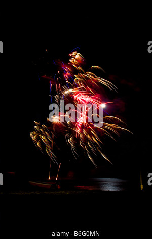 Lumière d'artifice Explosion fusée propagation dans ciel noir pleine lune Newport Pembrokeshire Coast. 89057 d'Artifice verticale Banque D'Images