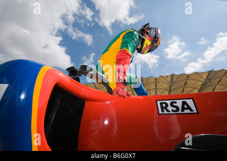 Adrian Zaugg du pilote d'une équipe1 Afrique du Sud sort de sa voiture après séance de qualification à la Coupe du Monde A1GP de Motorsport Banque D'Images