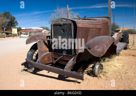 L'épave d'une voiture classique de la ville désertique de solitaire, la Namibie Banque D'Images