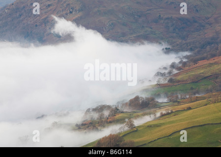 Brume sur la vallée près de Kirkstone Wansfell Pike de Ambleside dans le Lake District UK Banque D'Images