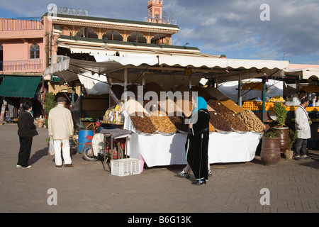 Marrakech Maroc Afrique du Nord Décembre Stands vendant des fruits secs et noix boissons d'orange fraîchement pressé en place Jemaa el Fna Banque D'Images