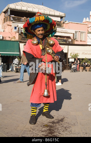 Marrakech Maroc Afrique du Nord Décembre l'un des transporteurs aériens à l'eau habillé de couleurs vives, de la place Jemaa el Fna Banque D'Images