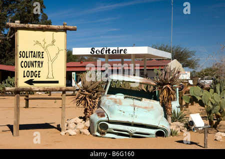 L'épave d'une voiture classique de la ville désertique de l'Afrique Namibie Solitaire Banque D'Images