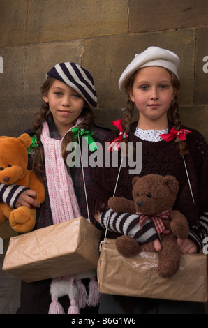 Deux jeunes filles vêtues comme world war 2 personnes évacuées à la fin de la guerre 2008 Pickering Banque D'Images