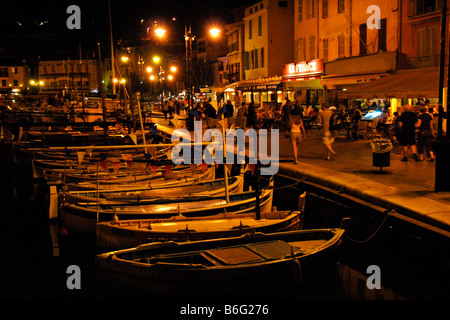 Promeneurs sur le port à la nuit, Cassis, Provence, France, Europe Banque D'Images