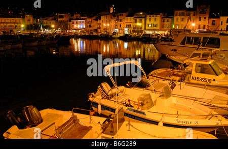 Allumé en bateaux dans port, Cassis, Provence, France, Europe Banque D'Images