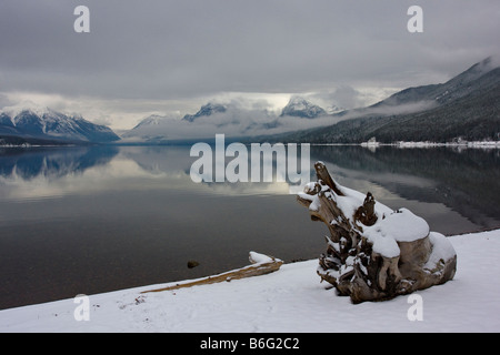 Rive sud du lac McDonald en hiver à Apgar Village, Glacier National Park, Montana Banque D'Images