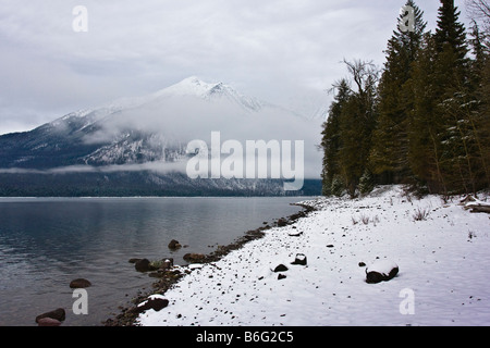 Stanton Mountain à partir de la rive nord du Lac McDonald en hiver, le parc national des Glaciers du Montana Banque D'Images