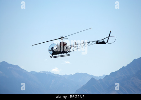 Hélicoptère Bell 47 Vintage Warbirds sur Wanaka Airshow Wanaka ile sud Nouvelle Zelande Banque D'Images