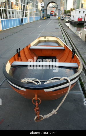 Petit bateau en bois à revêtement en Wijnkade port Wijnhaven Harbour centre-ville de Rotterdam Pays-Bas Banque D'Images