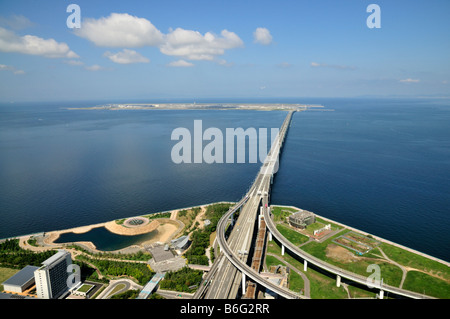 L'Aéroport International de Kansai avec Skygate bridge de Rinku junction, Baie d'Osaka, Japon Banque D'Images