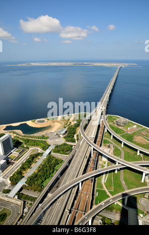 L'Aéroport International de Kansai avec Skygate bridge et intersection jonction Rinku au premier plan, la baie d'Osaka, Japon Banque D'Images