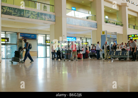 Les touristes en attente dans l'aéroport de Malaga Banque D'Images