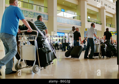 Les touristes en attente dans l'aéroport de Malaga Banque D'Images