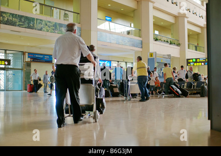 Les touristes en attente dans l'aéroport de Malaga Banque D'Images