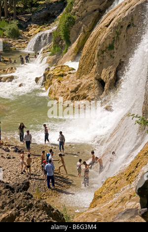 Cascade de Muradiye (AKA Bendimahi) avec des enfants jouant près du village de Degerbilir dans région de Van Banque D'Images