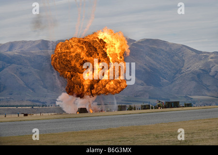 Explosions contrôlées à plus de Warbirds Airshow Wanaka Otago ile sud Nouvelle Zelande Banque D'Images