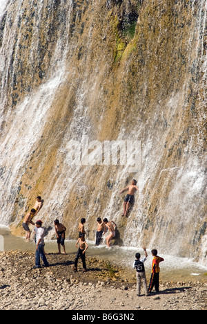 Cascade de Muradiye (AKA Bendimahi) avec des enfants jouant près du village de Degerbilir dans région de Van Banque D'Images