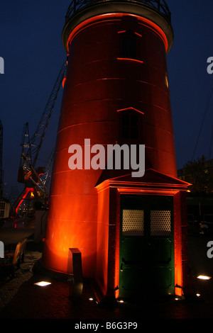 Phare rouge à Leuvehaven Wijnhaven HARBOUR HARBOUR Maritime Museum Rotterdam Pays-Bas par nuit Banque D'Images