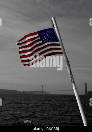 Drapeau américain en couleur sur fond noir et blanc de Golden Gate Bridge San Francisco CA Banque D'Images