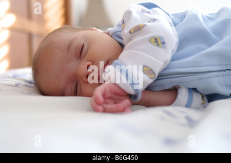 2 mois bébé garçon endormi Banque D'Images