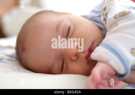 2 mois bébé garçon endormi Banque D'Images