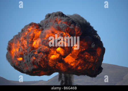 Explosions contrôlées à plus de Warbirds Airshow Wanaka Otago ile sud Nouvelle Zelande Banque D'Images