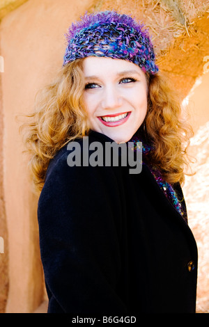 Caucasian female wearing Knit hat pourpre - USA Banque D'Images