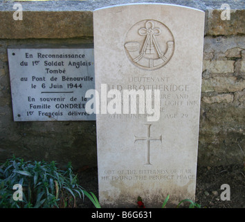 La tombe de Den Brotheridge. Le premier soldat allié tué au combat le D-Day. Banque D'Images