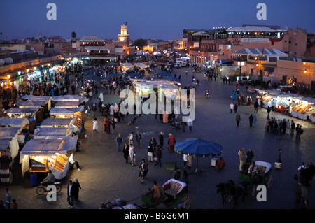 Place Djemaa El Fna à Marrakech au crépuscule Banque D'Images