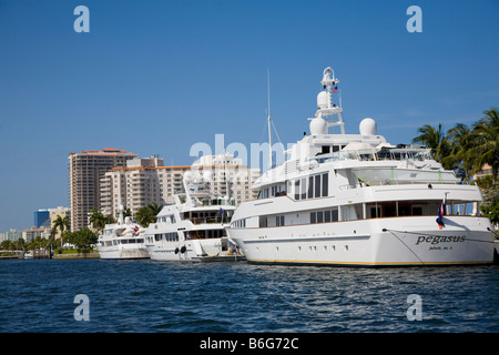 Des yachts de luxe sur l'Atlantic Intracoastal Waterway de Fort Lauderdale en Floride Banque D'Images